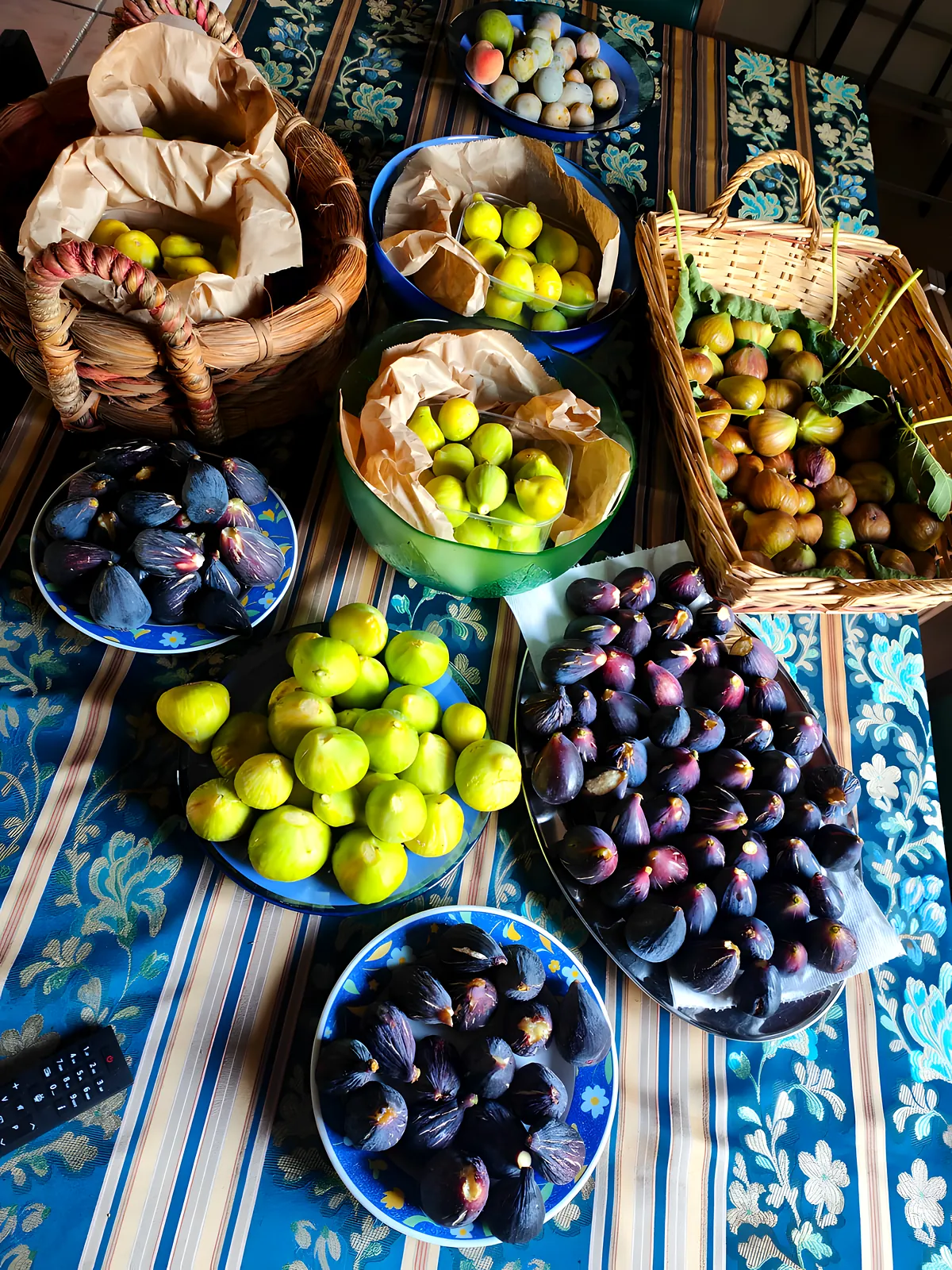 Ceste e piatti pieni di fichi verdi e neri